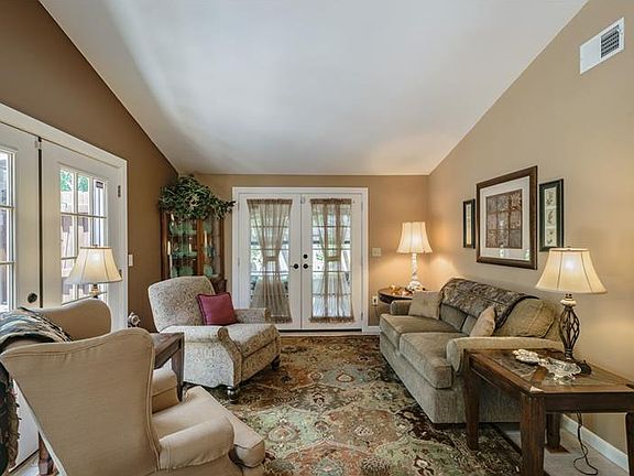 4th image of 4637 Eastwood Ln