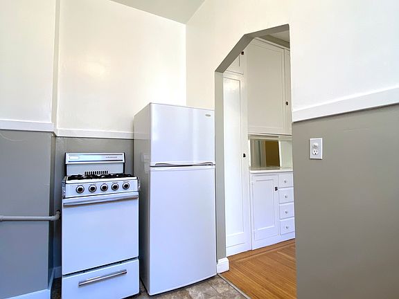 2nd image of 1865 Oak St #11