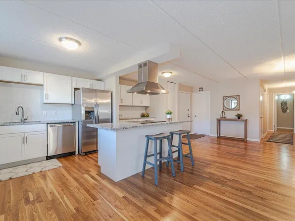 10411 Cedar Lake Rd APT 219, Minnetonka, MN 55305