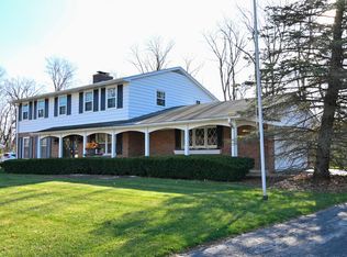 147 W Fox Dale Rd, Glendale, WI 53217