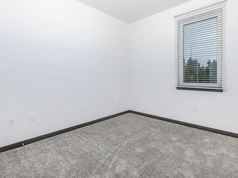 192 Shoreline — Photo 8