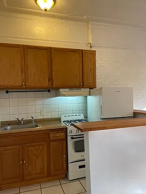 Rented by Perry Associates NYC Inc | media 22