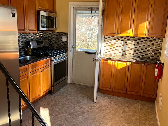 4th image of 21 Bellport Pl
