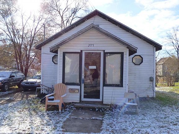 4th image of 205 Jefferson St