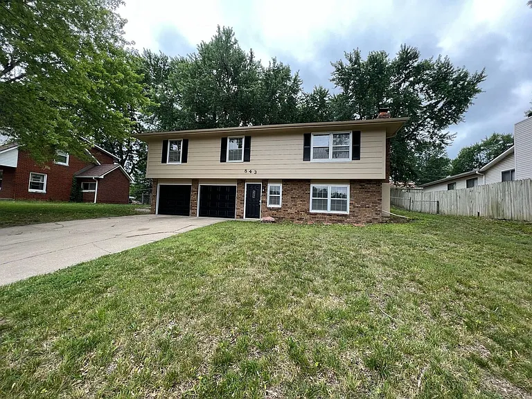 843 W Kansas St — Photo 2