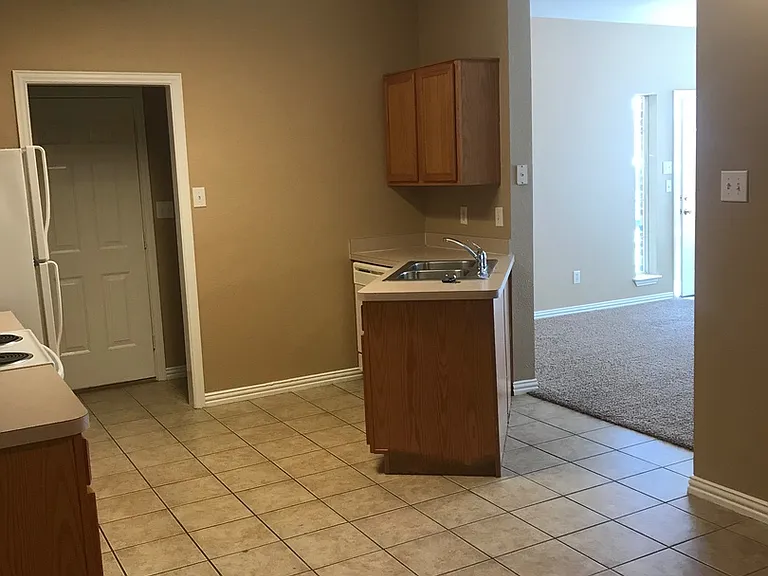 913 Sierra Vista Ct — Photo 18