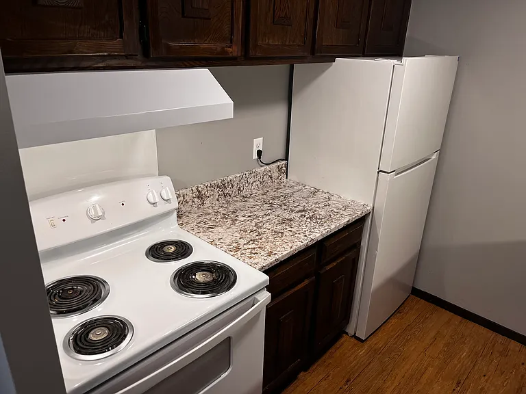 Bristol Court Apartments — Photo 18