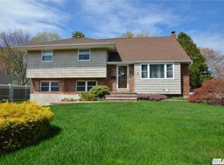 9 Ashlon Ln, Commack, NY 11725