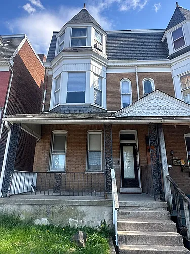 950 W Princess St Photo 1