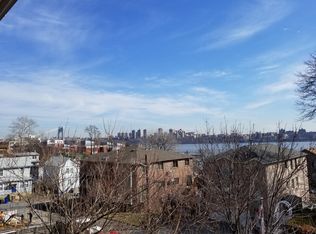 691 Undercliff Ave, Edgewater, NJ 07020