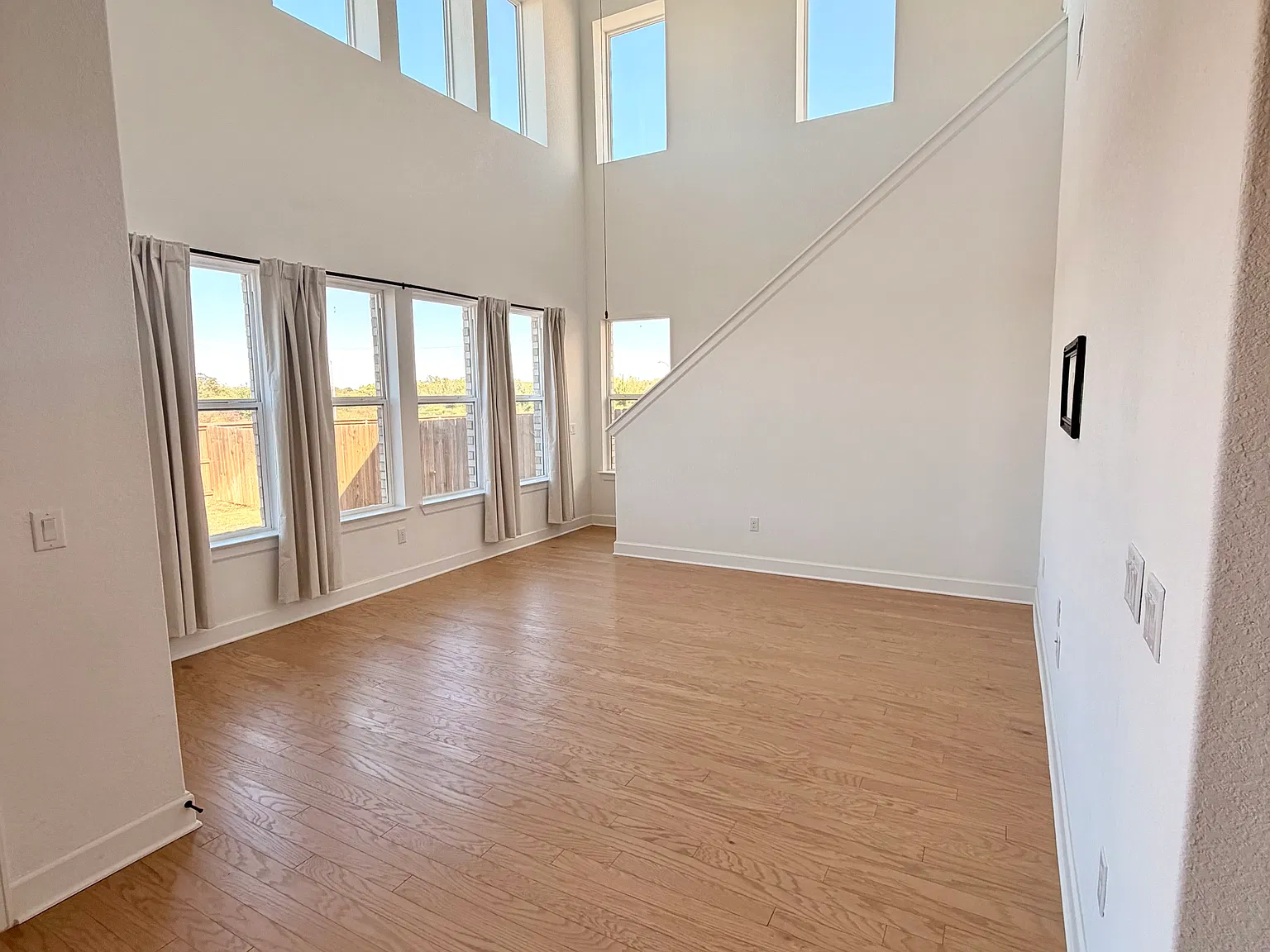 3 bed, 2.5 bath, 1863 sqft, $2,445 — Photo 2