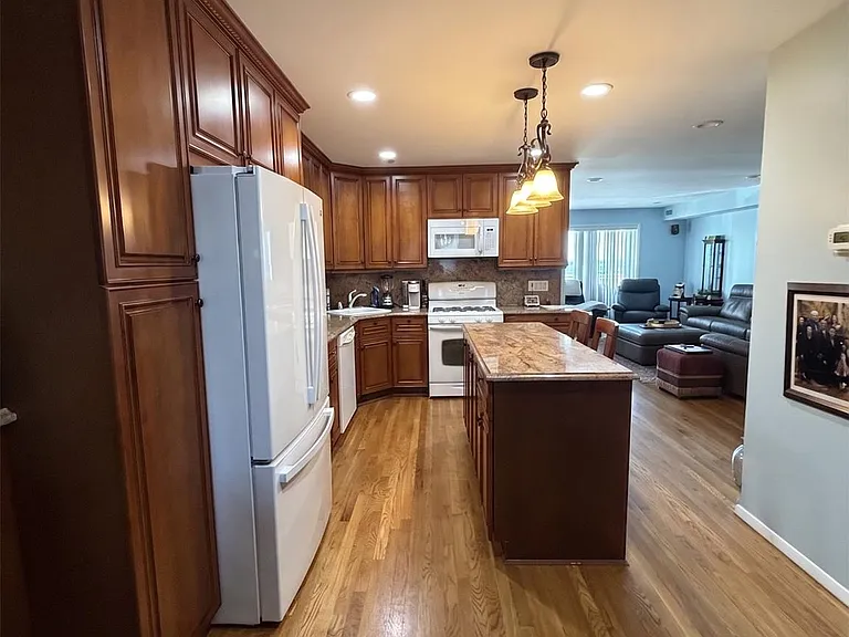 133 W Broadway — Photo 5