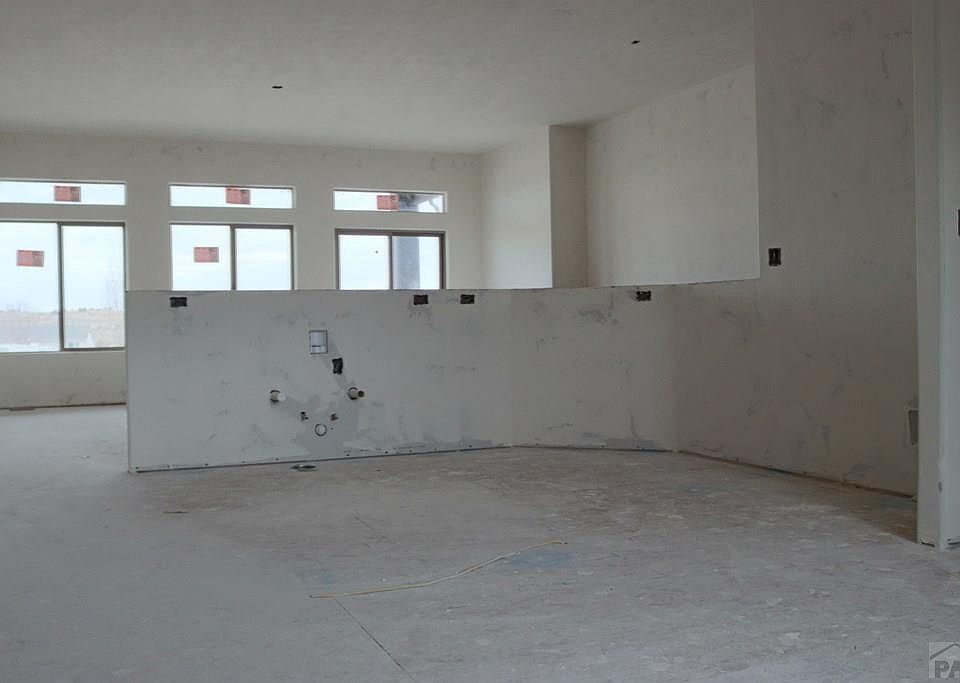 2nd image of 124 S Ensenada Dr