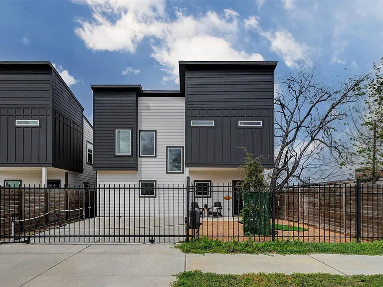 5407 Lee St — Photo 1