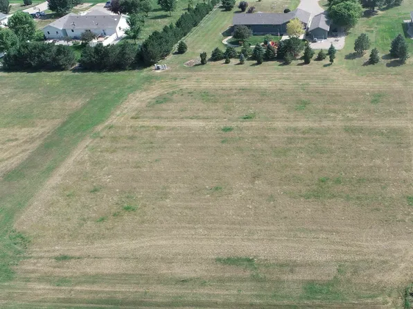 24 Meadow St, Pierre, SD 57501