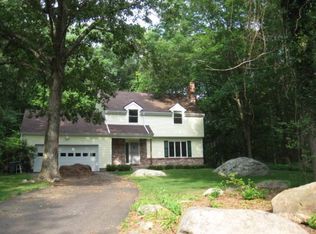 4 Devonshire Dr, Gales Ferry, CT 06335
