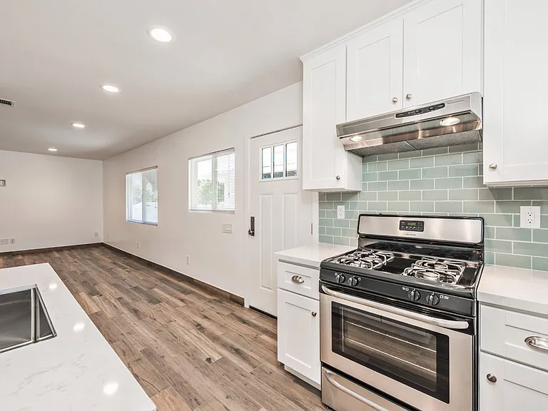 557 N Olive St #B — Photo 5