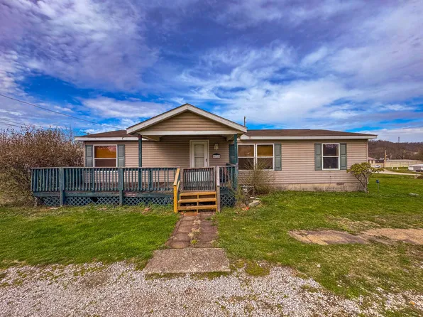 670 Woodyard St, Elizabeth, WV 26143