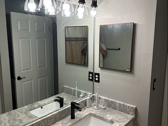 5th image of 211 Manasota St