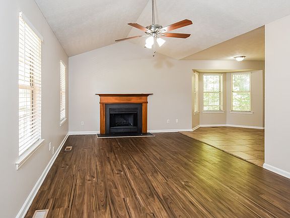 4th image of 105 Sherwood Forest Dr