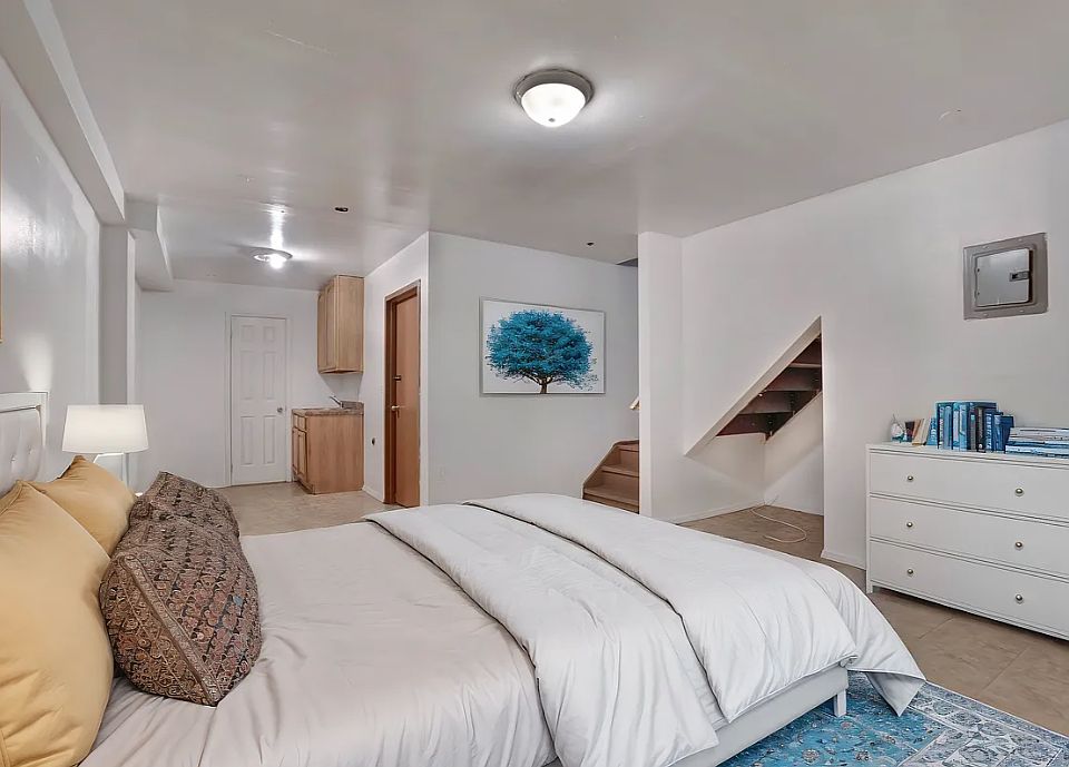 1st image of 114 N 7th St APT 1R