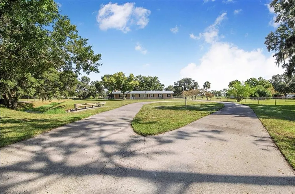 3 bed, 2.0 bath, 2403 sqft, $3,000 — Photo 4