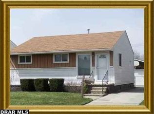 8256 Oak St, Taylor, MI 48180