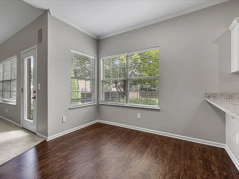 128 Clarendon Cir — Photo 22