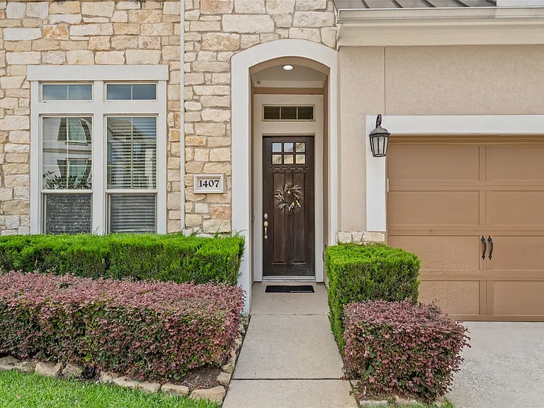 1407 Devonshire Manor Ln — Photo 2