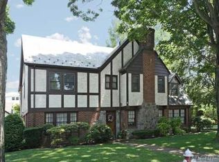 77 Kensington Rd, Garden City, NY 11530
