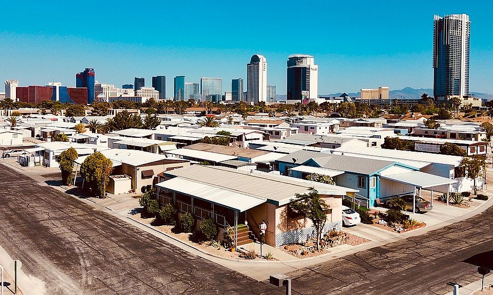 A stones throw to the strip!