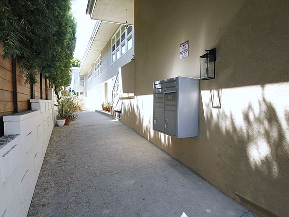 5th image of 937 Hilldale Ave APT 9