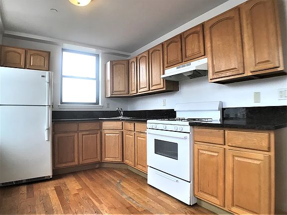 2nd image of 86 Moore St APT 5A