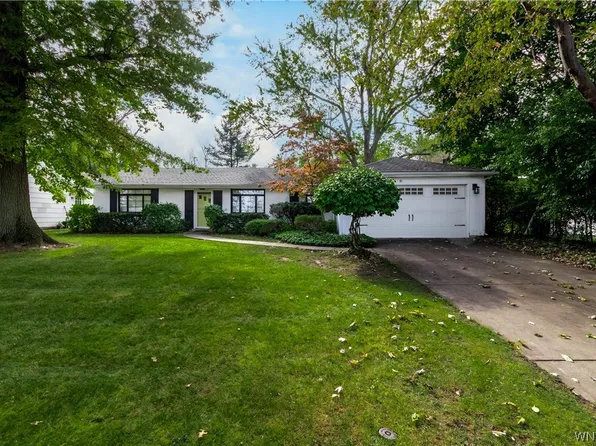 37 Campus Dr W, Amherst, NY 14226