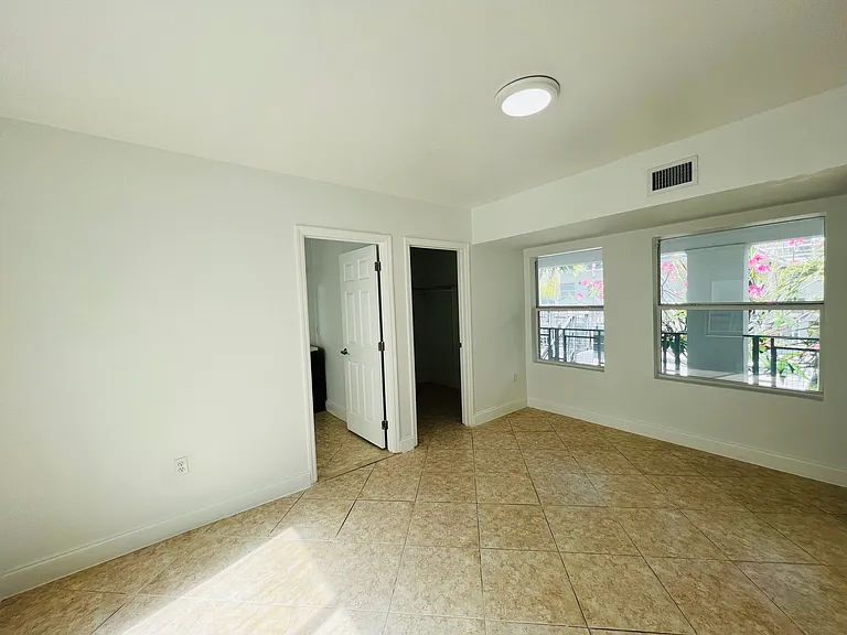 952 Bay Dr #6 — Photo 11