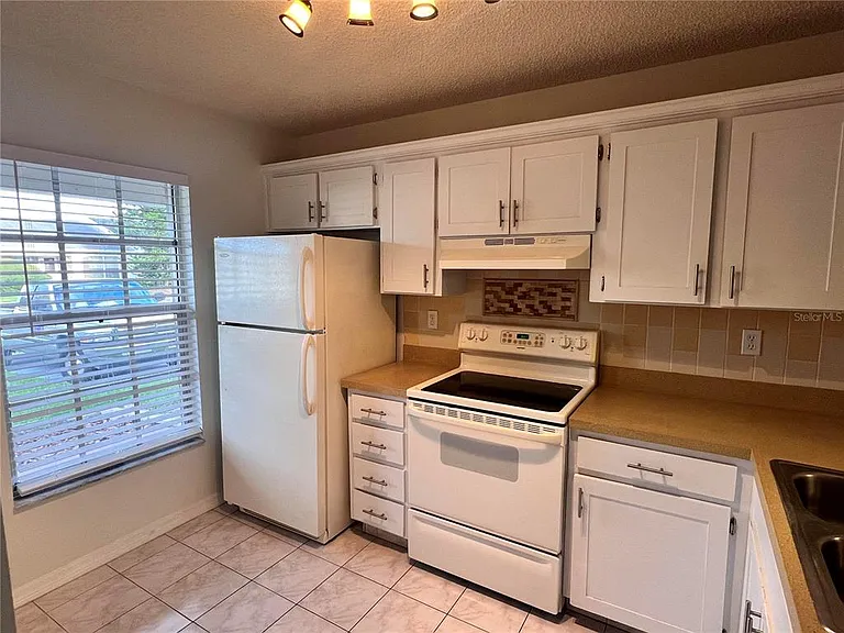 2928 Stillwell Ct — Photo 3