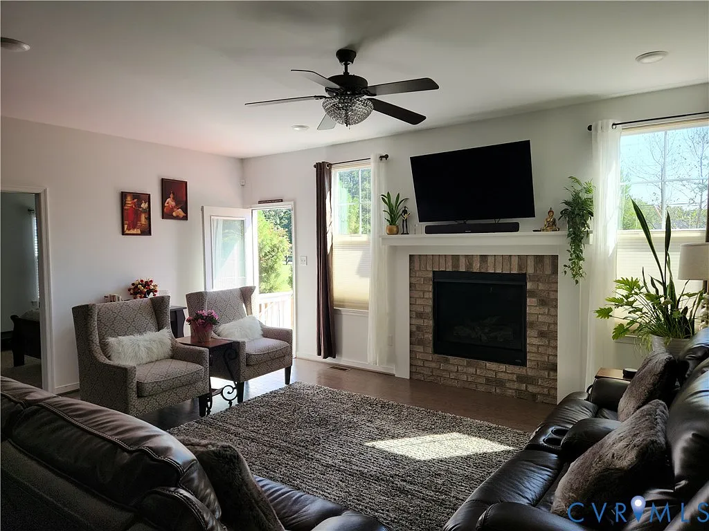 4 bed, 3.5 bath, 2496 sqft, $2,999 — Photo 2