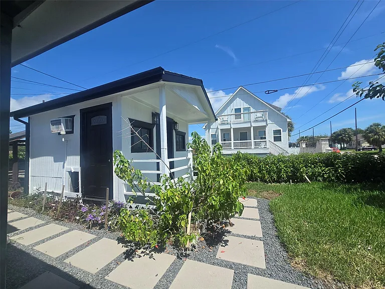 5102 Avenue L — Photo 3