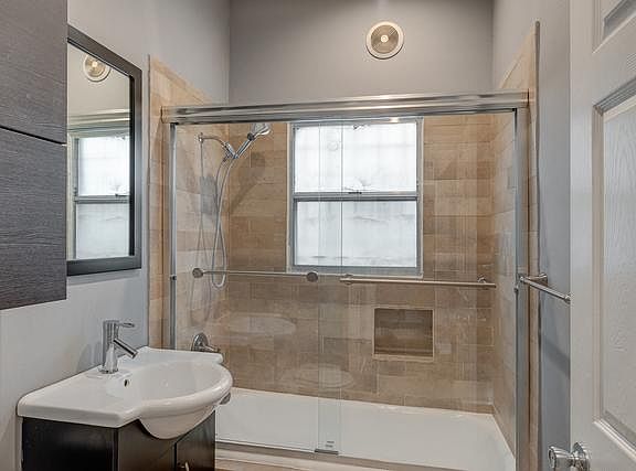 4th image of 7229 Willoughby Ave #102