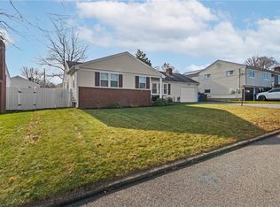 33 Hollins Dr, Cranston, RI 02920