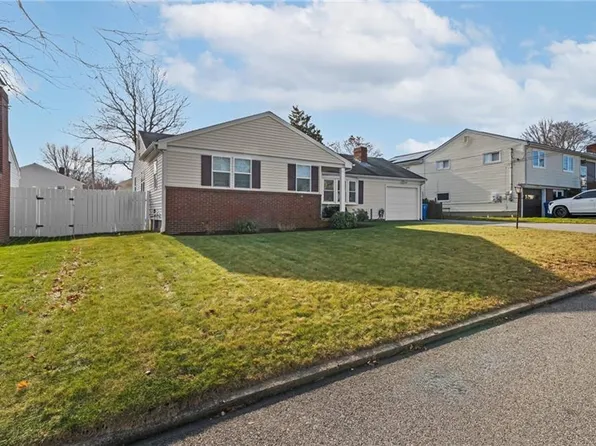 33 Hollins Dr, Cranston, RI 02920