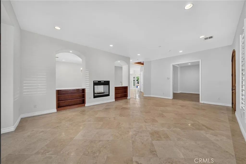 5 bed, 3332 sqft, $6,800 — Photo 4