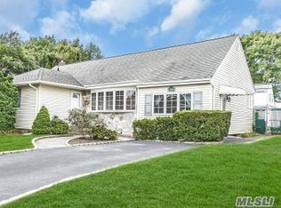 461 Farmranch Rd W, Bethpage, NY 11714