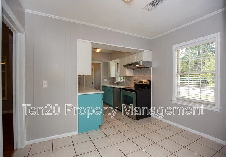 1706 Wells Dr — Photo 3