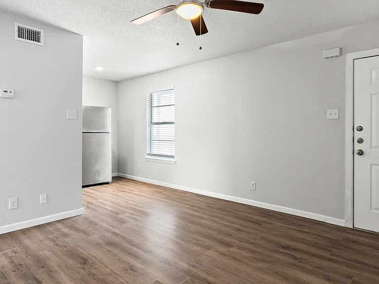 405 Root Ave #13 — Photo 5