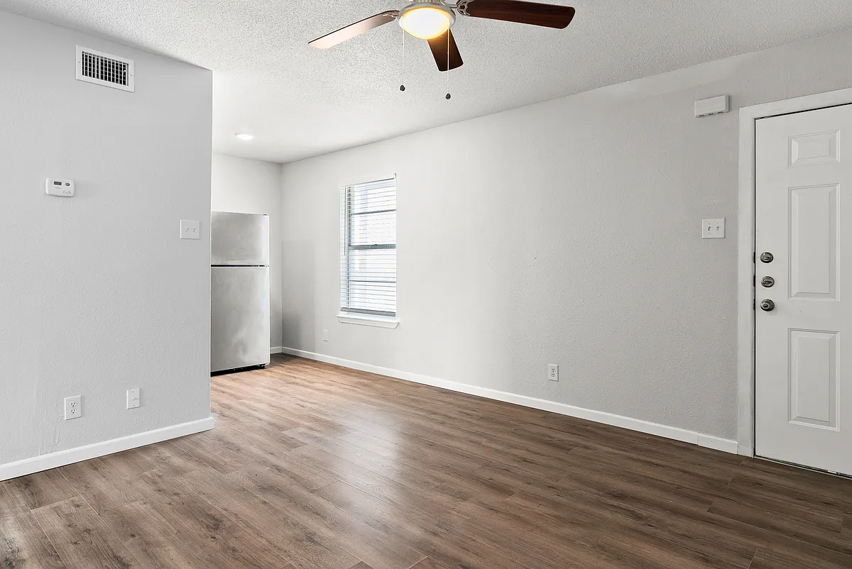 Building Photo - 405 Root Ave #10