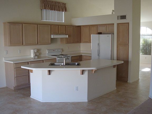 Beautiful Kitchen w/Large Island