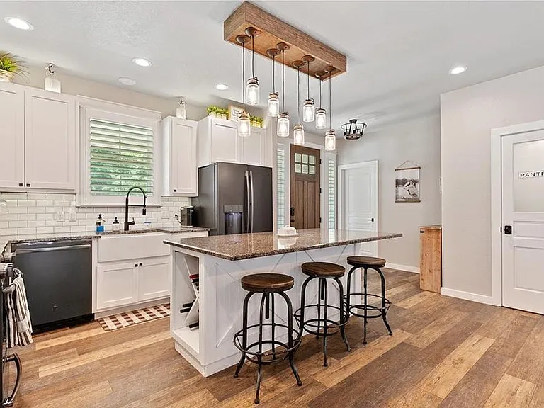 936 N Union Ave — Photo 4