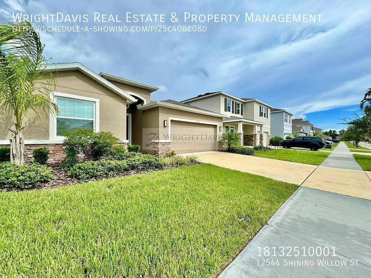 Spacious 3BR/2.5BA Riverview Home w/ Screened Lanai — Photo 4