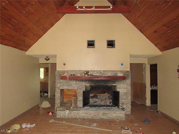 5th image of 5575 Center Rd